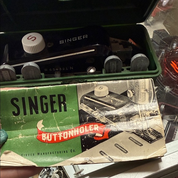 Singer Black Sewing Machine Attachment - Picture 2 of 3